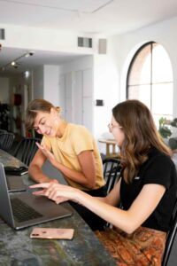 LA LARGA TRAYECTORIA DE LA COMUNICACIÓN ENTRE HUMANOS Y COMPUTADORAS